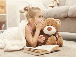 enfant avec son doudou